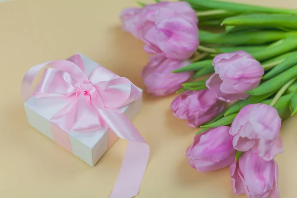 Caja Regalo Con Cinta Ramo Tulipanes Rosados Sobre Fondo Beige — Foto de Stock