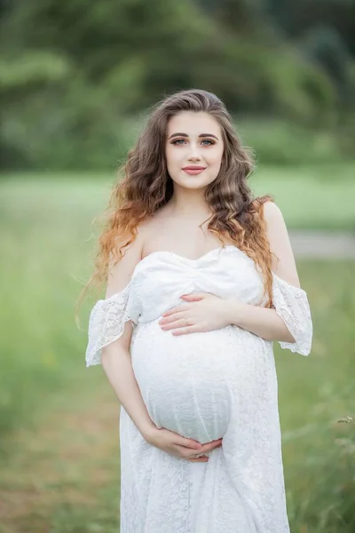 Uma Bela Jovem Grávida Com Cabelos Longos Encaracolados Vestido Branco — Fotografia de Stock