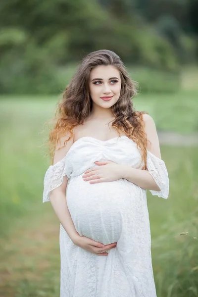 Uma Bela Jovem Grávida Com Cabelos Longos Encaracolados Vestido Branco — Fotografia de Stock