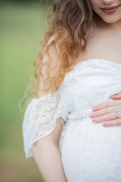 Красивая Молодая Беременная Женщина Кудрявыми Длинными Волосами Белом Платье Гуляет — стоковое фото