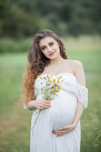 Vacker Ung Gravid Kvinna Med Lockigt Långt Hår Vit Klänning — Stockfoto