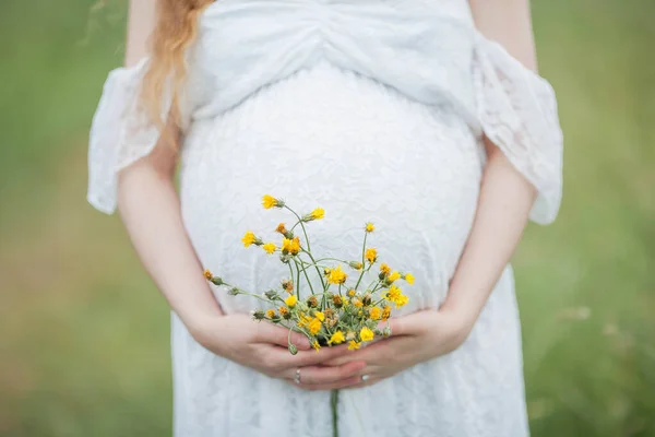 흰옷을 곱슬곱슬 머리를 아름답고 임신부가 들판을 여성의 초상화야 — 스톡 사진