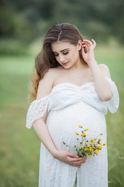 Vacker Ung Gravid Kvinna Med Lockigt Långt Hår Vit Klänning — Stockfoto