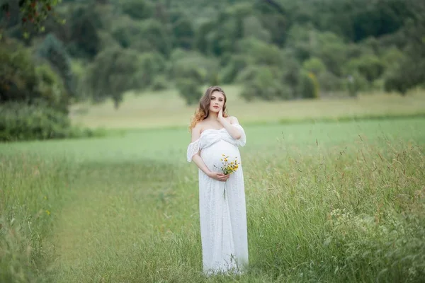 Uma Bela Jovem Grávida Com Cabelos Longos Encaracolados Vestido Branco — Fotografia de Stock