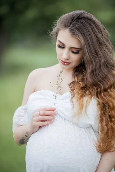 Vacker Ung Gravid Kvinna Med Lockigt Långt Hår Vit Klänning — Stockfoto