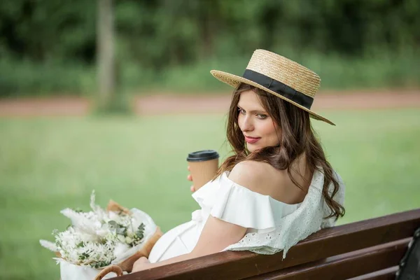 Hamile Güzel Bir Kadın Parkta Cappuccino Içiyor Beyaz Elbiseli Hasır — Stok fotoğraf
