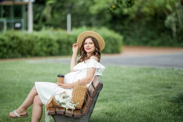 Grávida Jovem Bela Mulher Bebe Cappuccino Parque Retrato Uma Mulher — Fotografia de Stock