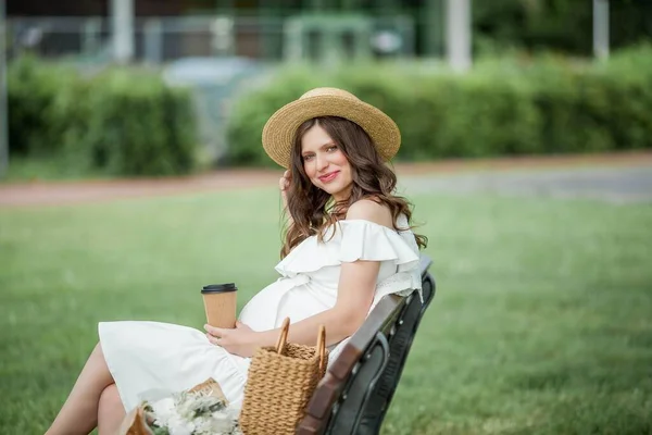 Hamile Güzel Bir Kadın Parkta Cappuccino Içiyor Beyaz Elbiseli Hasır — Stok fotoğraf