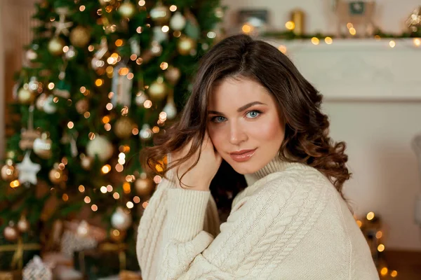 Schöne Junge Frau Weihnachtsbaum Die Frau Öffnet Die Geschenke Ferien — Stockfoto