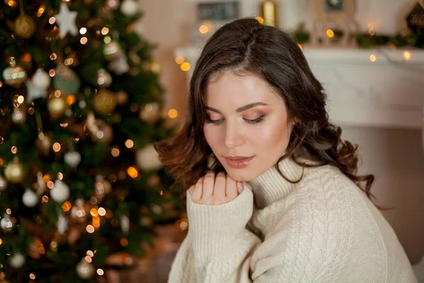 Schöne Junge Frau Weihnachtsbaum Die Frau Öffnet Die Geschenke Ferien — Stockfoto