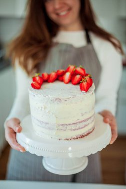 Genç ve güzel bir kadın kek pişiriyor. Şekerler. Şekerlemeci.