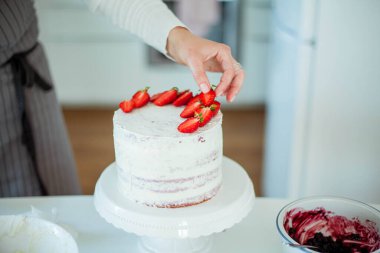 Genç ve güzel bir kadın kek pişiriyor. Şekerler. Şekerlemeci.