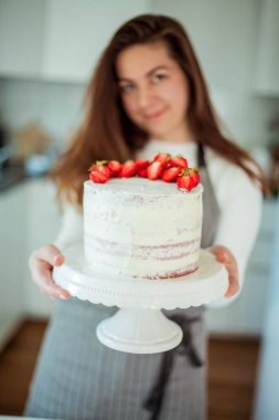 Genç ve güzel bir kadın kek pişiriyor. Şekerler. Şekerlemeci.