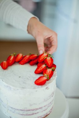 Genç ve güzel bir kadın kek pişiriyor. Şekerler. Şekerlemeci.
