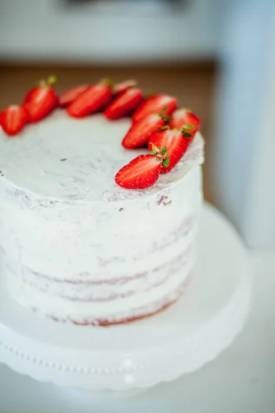 Young beautiful woman bakes a cake. Sweets. Confectionery. — Stock Photo, Image