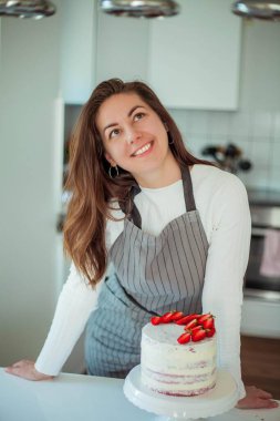 Genç ve güzel bir kadın kek pişiriyor. Şekerler. Şekerlemeci.