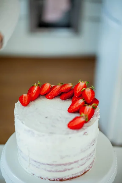 Junge schöne Frau backt einen Kuchen. Süßigkeiten. Süßwaren. — Stockfoto