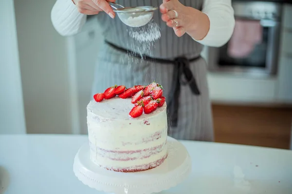 Junge schöne Frau backt einen Kuchen. Süßigkeiten. Süßwaren. — Stockfoto