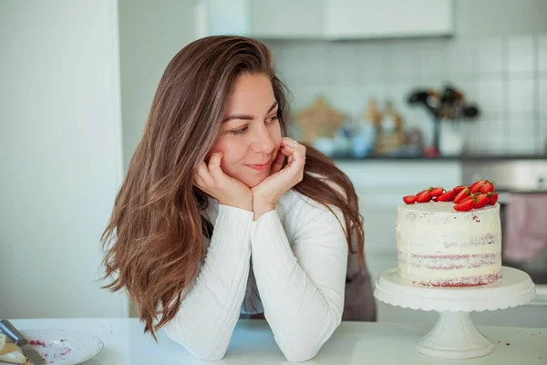 Giovane bella donna cuoce una torta. Sweets. Prodotti da forno. — Foto Stock