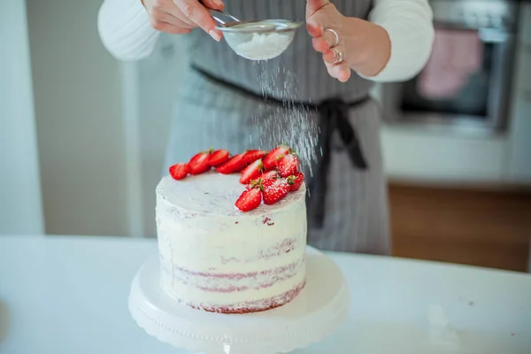 Junge Schöne Frau Backt Einen Kuchen Süßigkeiten — Stockfoto