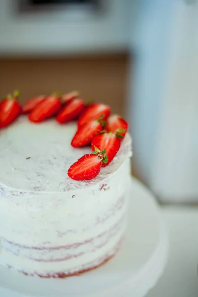 Junge Schöne Frau Backt Einen Kuchen Süßigkeiten — Stockfoto