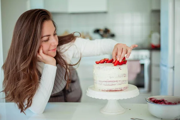 Giovane Bella Donna Cuoce Una Torta Caramelle — Foto Stock