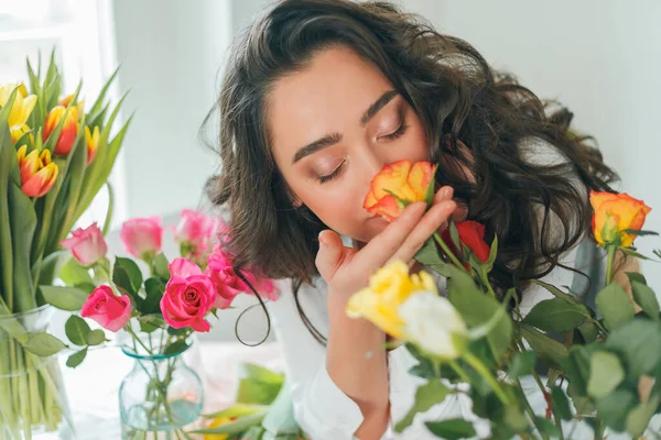 Genç Bayan Çiçekçi Bir Buket Çiçek Topluyor Tatillerde Hediyeler — Stok fotoğraf