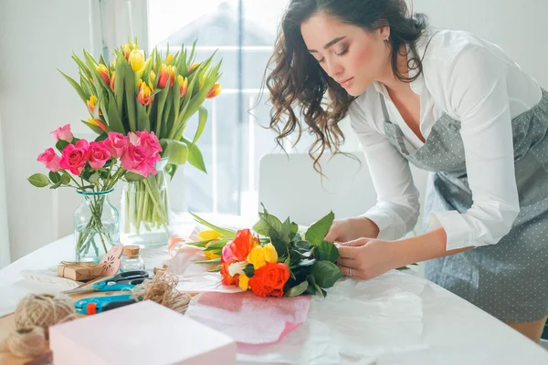 Ung Kvinna Florist Samlar Bukett Blommor Helgdagar Gåvor — Stockfoto