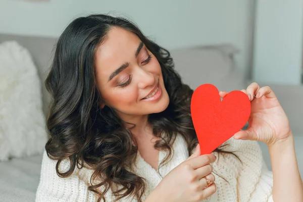 Une Jeune Femme Détient Une Carte Saint Valentin Sous Forme — Photo