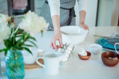 Genç ve güzel bir kadın kek pişiriyor. Tatlılar.