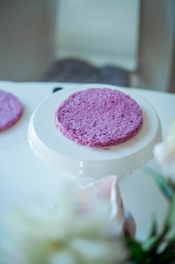 Genç ve güzel bir kadın kek pişiriyor. Tatlılar.