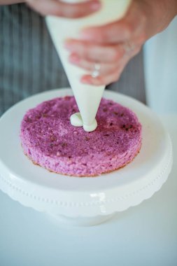 Genç ve güzel bir kadın kek pişiriyor. Tatlılar.