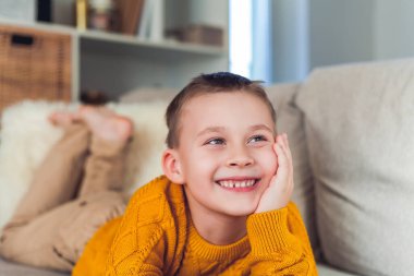Mutlu çocuk 6 yaşında kanepede dinleniyor..