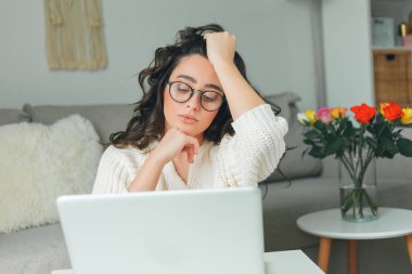 Genç ve güzel bir kadın internetten alışveriş yapıyor. İnternette çalışıyorum. İçişleri Bakanlığı. Covid19.