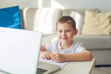 Öğrenci internette ders çalışıyor. Oğlan nişanlandı. Karantinaya alın. Çevrimiçi.