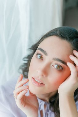 Leylak elbiseli güzel, kıvırcık bir kadının yakın portresi. Bahar. Moda. Samimi.