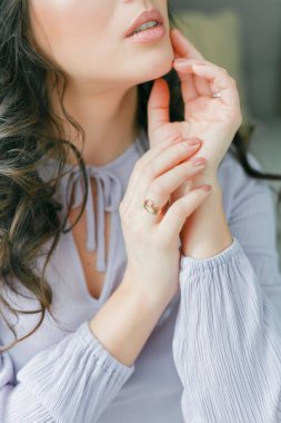 Leylak elbiseli güzel, kıvırcık bir kadının yakın portresi. Bahar. Moda. Samimi.