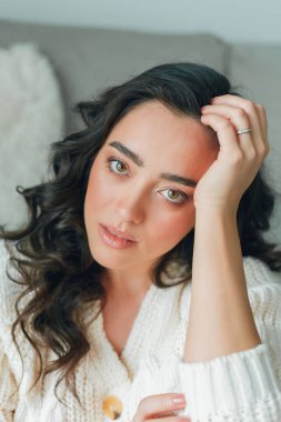 Genç, güzel, kıvırcık bir kadının güzel, rahat ev portresini kapat. Bahar.