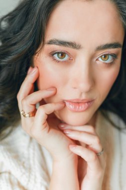 Genç, güzel, kıvırcık bir kadının güzel, rahat ev portresini kapat. Bahar. Moda..