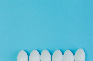 Paskalya. Mavi arka planda Paskalya dekoru. Karantinaya alın. Coronavirus. Bahar.