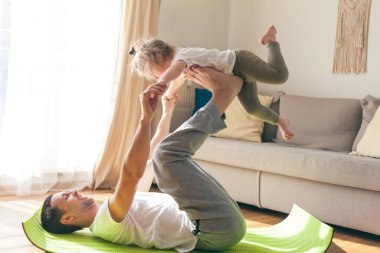 Yoga yapan genç bir adam. Evde çevrimiçi dersler.