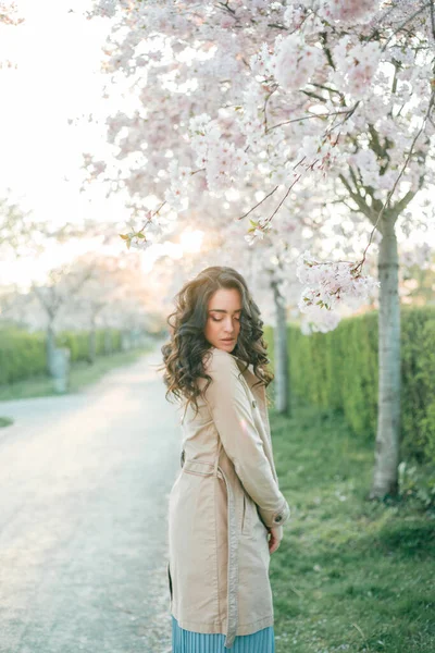 Portrait Une Belle Jeune Femme Fleurs Sakura Coucher Soleil — Photo