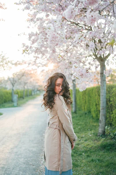 Portrait Une Belle Jeune Femme Fleurs Sakura Coucher Soleil — Photo