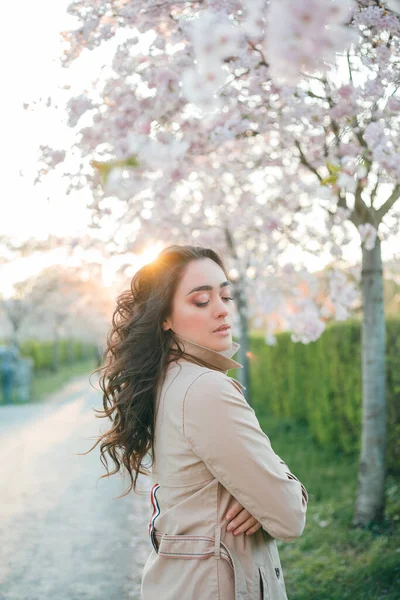 Porträtt Vacker Ung Kvinna Blommande Sakura Vid Solnedgången — Stockfoto