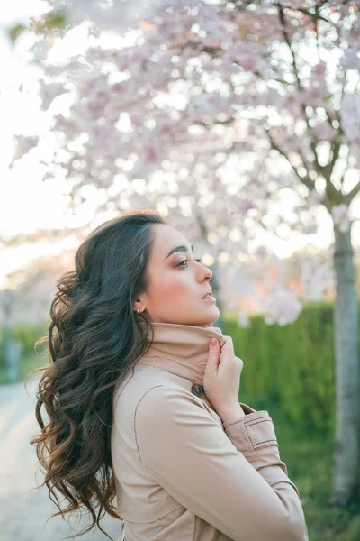 Porträtt Vacker Ung Kvinna Blommande Sakura Vid Solnedgången — Stockfoto