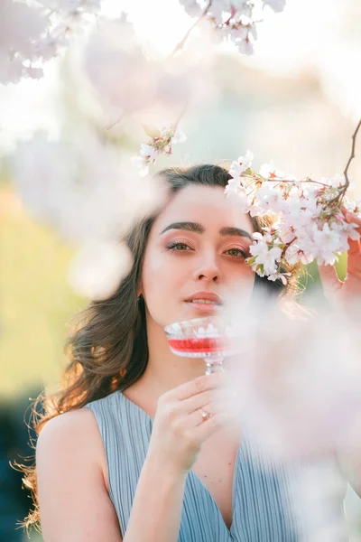 Vacker Ung Kvinna Med Lockigt Hår Dricker Rosa Champagne Den — Stockfoto