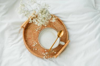 Yatakta kahvaltı, kapuçino, hasır tepsi, bahar, ev dekorasyonu..