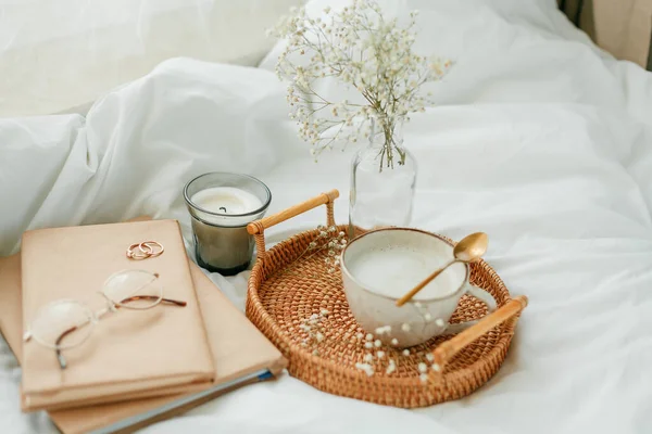Yatakta Kahvaltı Kapuçino Hasır Tepsi Bahar Dekorasyonu — Stok fotoğraf