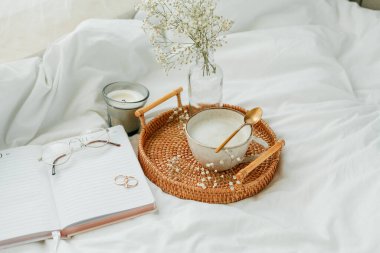 Ev ofisi, iş, kapuçino, hasır tepsi, bahar, ev dekorasyonu, dizüstü bilgisayar, dizüstü bilgisayar..