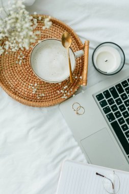 Ev ofisi, iş, kapuçino, hasır tepsi, bahar, ev dekorasyonu, dizüstü bilgisayar, dizüstü bilgisayar..